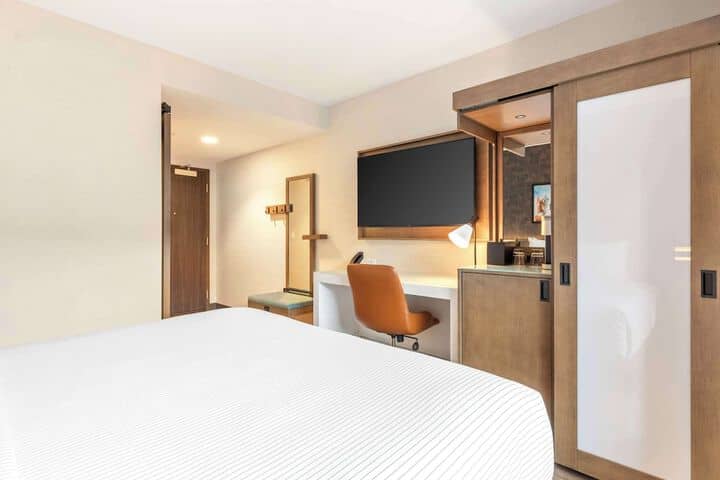 Room 16 of 79